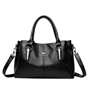 Sac à main chic en cuir noir avec double poignée et logo kangourou argenté