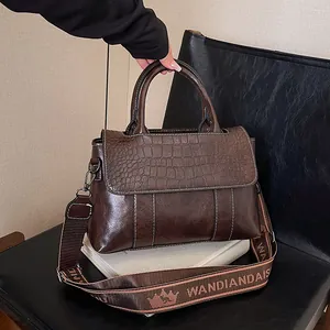 Borsa a mano marrone con stampa coccodrillo, tracolla larga e robusto manico superiore