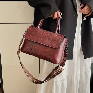 Elegante borsa bordeaux con trama a coccodrillo e tracolla larga in tessuto moda