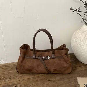 Sac baguette vintage en daim marron foncé avec lanière en cuir et boucle argentée