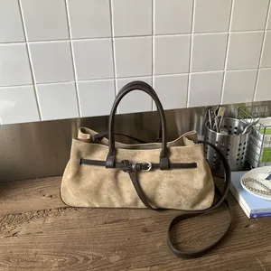 Sac baguette rétro en daim camel avec lanières en cuir marron et boucle argentée