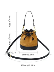 Vue détaillée du sac seau en daim marron avec dimensions de la hauteur et bandoulière