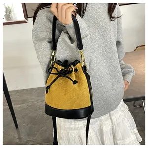 Vue détaillée du sac seau jaune avec matelassage noir et nœud à cordon de serrage