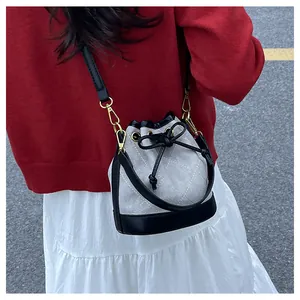 Sac seau en toile matelassée avec finitions en cuir et boucles dorées à l'épaule