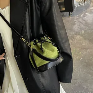 Sac seau rétro noir et vert avec surpiqûres en losange et bandoulière réglable