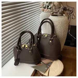 Borsa a conchiglia vintage in pelle marrone con finiture dorate in due misure