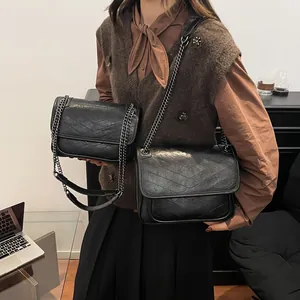 Borsa a Spalla Donna Vintage Nera Trapuntata a V in Pelle PU Borsa a Tracolla con Catena Pendolare con Patta Tinta Unita