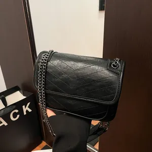 Borsa a tracolla classica in pelle nera trapuntata a chevron con catena argentata