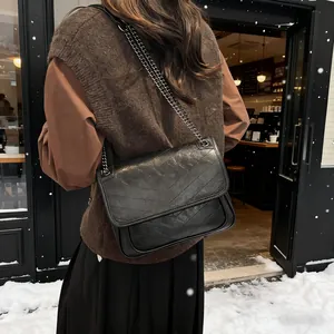 Borsa a tracolla nera trapuntata a V con catena per uno stile alla moda invernale