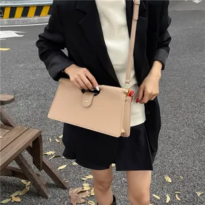 Detail der beigen gewebten Tasche mit Hohlgriff und Metallschnalle im Street-Style-Look