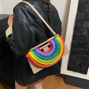 Minimalistische beige gewebte Umhängetasche mit farbenfroher 3D-Regenbogen-Bogen Dekoration