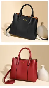 Détail de grands sacs à main en noir et rouge avec un cuir grainé de haute qualité