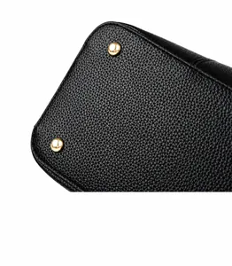 Vue détaillée du fond du sac en cuir grainé noir avec des clous de protection