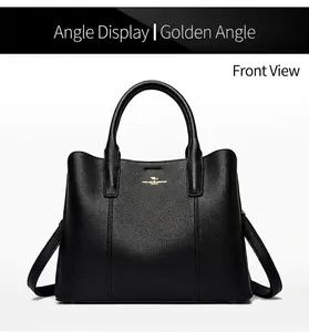 Détail du sac cabas en cuir noir avec emblème kangourou doré et texture élégante grainée