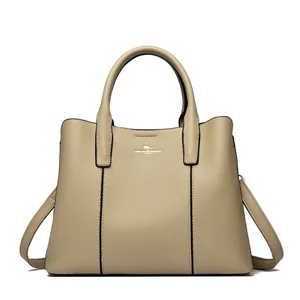 Sac fourre-tout élégant en cuir beige avec texture grainée et logo kangourou pour femmes