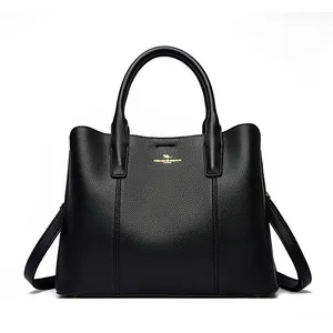 Sac à main élégant en cuir noir avec logo doré et bandoulière amovible pratique