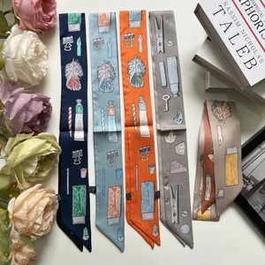 Cinq foulards étroits au toucher soie avec motifs papeterie sur fond blanc