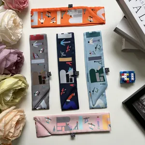 Plat de foulards étroits colorés avec motifs de ski et étiquette en tissu 100 % polyester