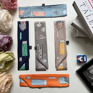 Détail de foulards étroits en soie artistique avec motifs dessinés à la main