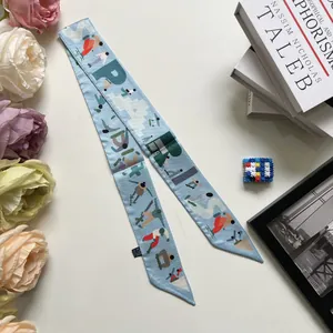 Élégant foulard en soie bleu clair avec imprimé ski Paris et accents floraux délicats