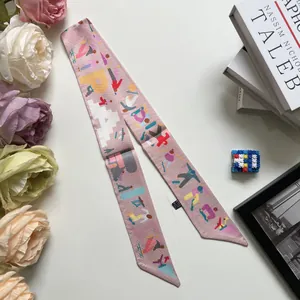 Écharpe étroite en satin rose avec imprimés sportifs abstraits et motifs colorés