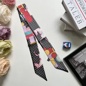 Sciarpa twilly in seta a pois e scacchi con motivi geometrici di cavalli colorati