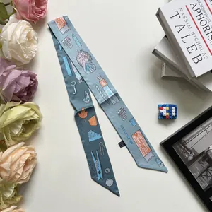 Écharpe twilly bleue de 90 cm avec illustration de papeterie et motifs floraux