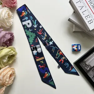 Gros plan du foulard twilly en polyester bleu marine avec imprimé abstrait de Paris