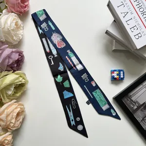 Détail d'un foulard twilly étroit de 90cm avec motifs de bureau et papeterie faits main