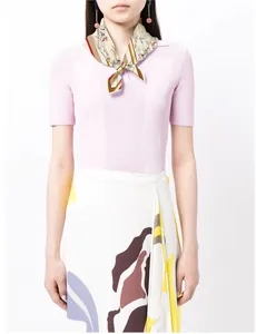 Gros plan d'un foulard Twilly en soie avec motif équestre et rayures classiques sur mannequin