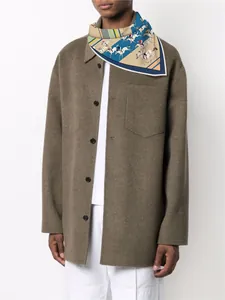 Détail d'un foulard en soie à motif équestre noué autour du cou d'un mannequin