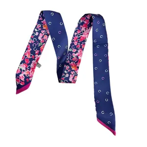 Foulard long en soie bleu marine à fleurs pour cheveux ou décoration de sac à main