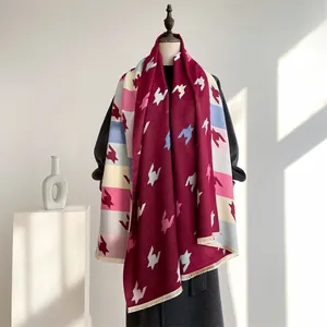 Detailaufnahme von buntem Hahnentritt-Schal mit Fransen auf weißem Modell