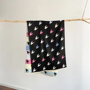Detail eines farbenfrohen Hahnentritt-Schals mit Fransen und dicker Stricktextur für Damen