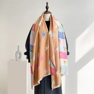 Weicher, bunter Schal aus Kaschmirimitat mit Hahnentrittmuster im Winter-Look