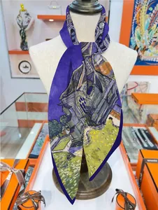 Détail d'un foulard en soie avec imprimé d'art Van Gogh porté autour du cou du mannequin