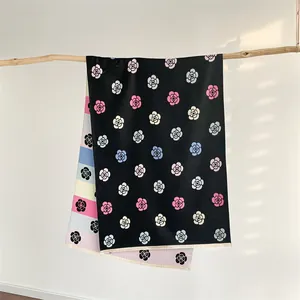 Écharpe d'hiver élégante à imprimé camélia avec motifs floraux et bords à franges
