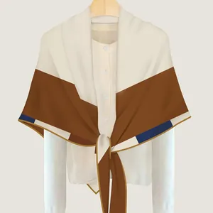 Elegante scialle in finta cashmere con motivo geometrico color block caramello e blu
