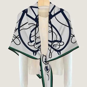 Châle élégant blanc cassé avec motifs abstraits bleu marine et bordure verte contrastée