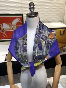 Carré en soie avec imprimé peinture à l'huile artistique drapé sur un mannequin de couture