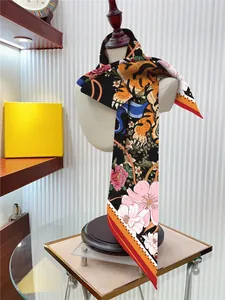 Détail d'un foulard en soie noire avec imprimé tigre et fleurs sur un mannequin