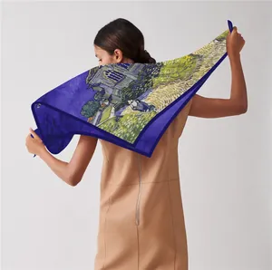 Détail du carré de soie 90cm avec imprimé peinture à l'huile Van Gogh sur mannequin