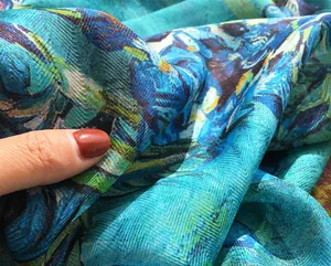 Nahaufnahme des handgerollten Seidenschals mit blau-grünem Ölgemälde-Druckmuster