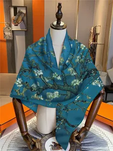 Detailansicht des Seiden-Quadrat-Schals mit Van Gogh-Mandelblüten-Print in Dunkelpetrol