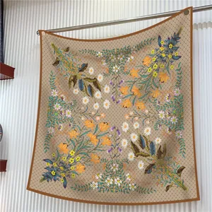 Détail d'un foulard en soie élégant avec motifs floraux vintage et cœurs suspendu au support