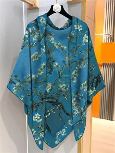 Detail eines Seidenschals mit Van Gogh Mandelblüten Kunstdruck in tiefem Dunkelblau