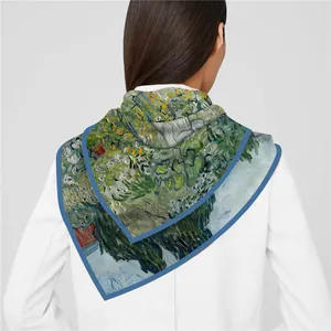 Détail d'un foulard en soie aux motifs de peinture à l'huile sur un manteau blanc