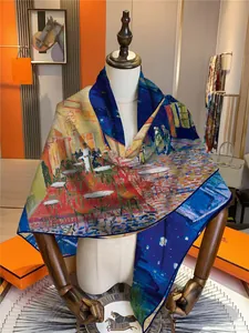 Detail eines großen Seidenschals mit Van Gogh Nachtcafé-Druck auf einer Holzpuppe