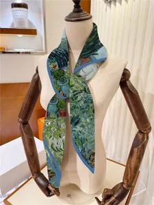 Détail d'un foulard en soie style peinture à l'huile porté au cou d'un mannequin