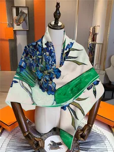 Detailansicht des Van-Gogh-Iris-Gemäldedrucks auf leichtem Seidenschal für Damen